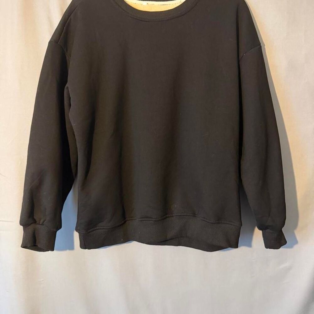 Women's Black crewneck sweatshirt with fleece lining